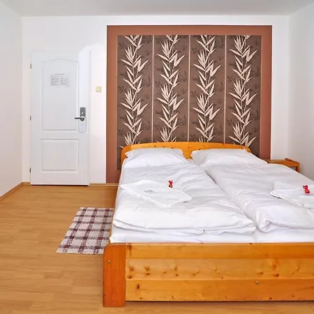 Hostal Ritchie's & *